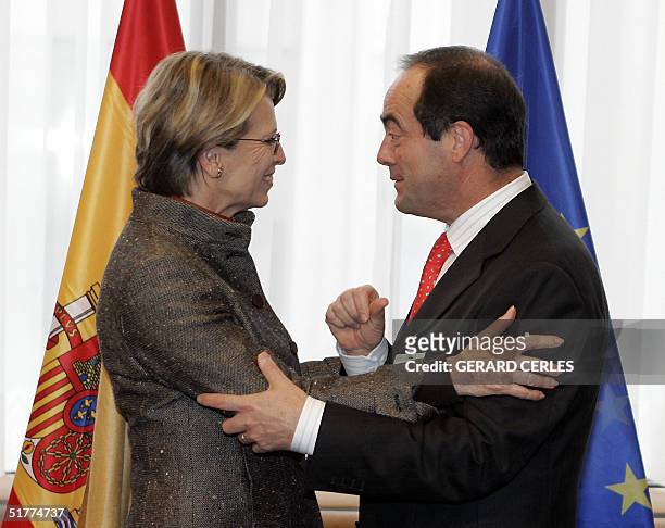 French Defence Minister Michele Alliot-Marie greets her Spanish counterpart Jose Bono 22 November 2004 before the final ratification of the official...