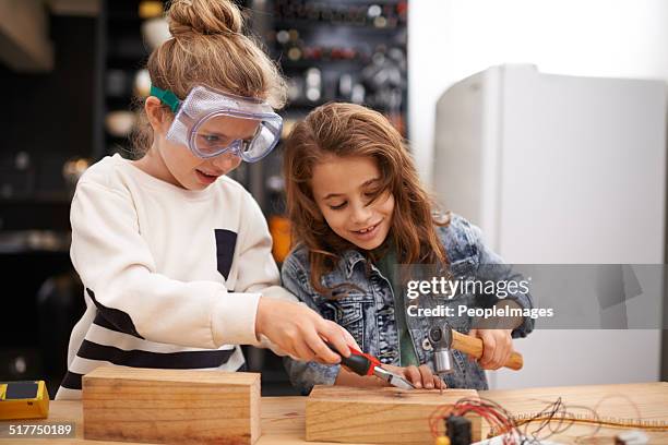 spielen mit väter tools ist der beste! - peopleimages stock-fotos und bilder