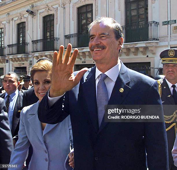El presidente de Mexico, Vicente Fox, junto a su esposa Marta Sahagun, saluda en el centro historico de Quito, el 22 de noviembre de 2004. Fox, llego...