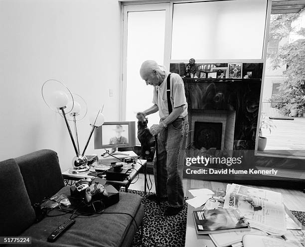 Pulitzer Prize-winning photojournalist Eddie Adams poses at his apartment August 20, 2004 in New York City. Adams died September 19, 2004 at the age...