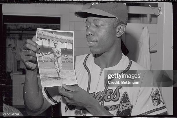 Hank Aaron looking at a picture of Bill Terry in 1930.