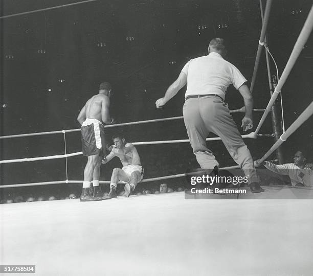 Montreal: Light heavyweight champion Archie Moore has challenger Yvon Durelle on the ropes during the third round of their title bout 8/12. Moore won...