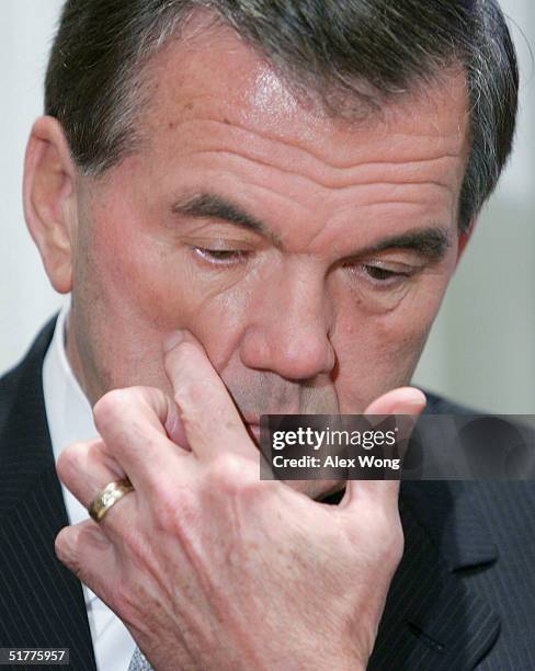 Hd Tom Ridge Family Making Emergency Plan Photos and Premium High Res Pictures ...