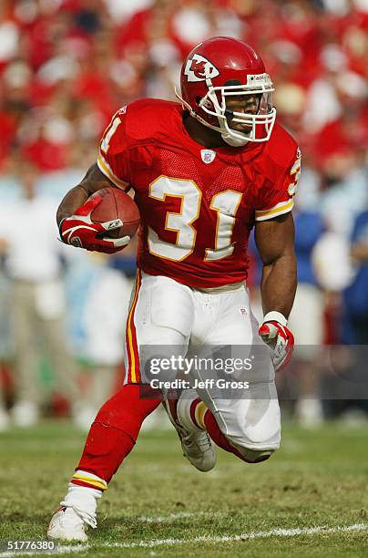 Priest Holmes of the Kansas City Chiefs runs the ball during the game against the Indianapolis Colts at Arrowhead Stadium on October 31, 2004 in...