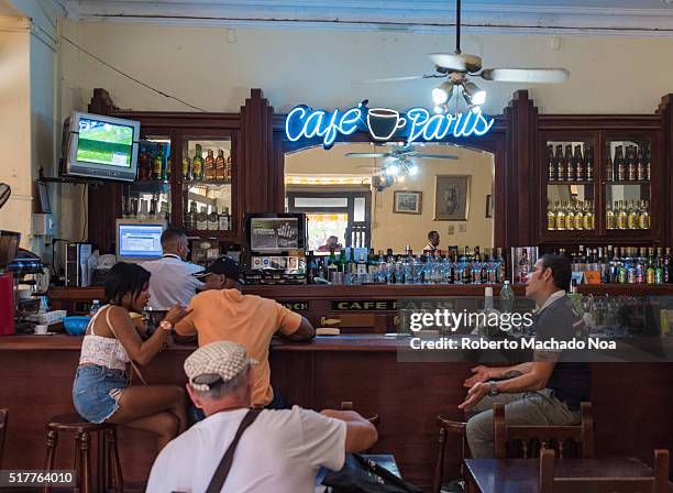 Cafe Paris: tourists having drinks by the bar counter.