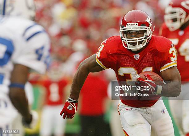 Priest Holmes of the Kansas City Chiefs runs the ball during the game against the Indianapolis Colts at Arrowhead Stadium on October 31, 2004 in...
