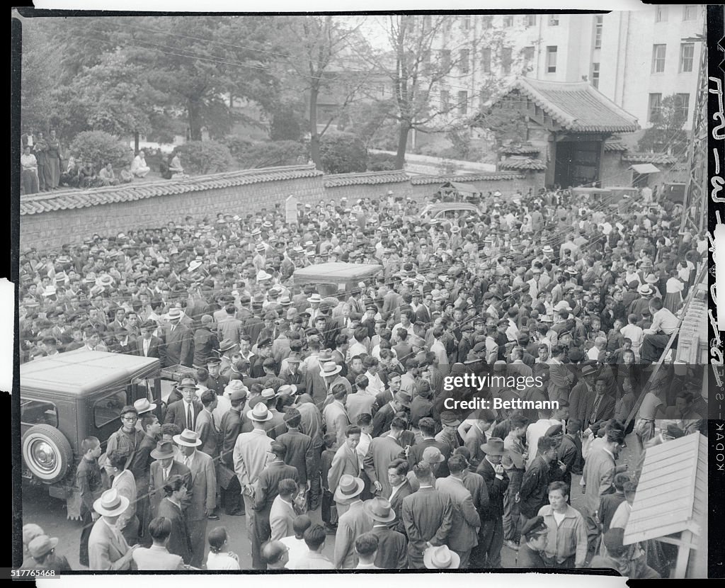 Crowd Gathering by a Building