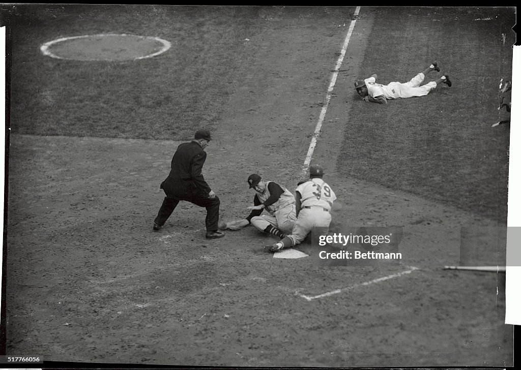 Dodgers Valdez Watching Pirates Skinner Getting Tagged