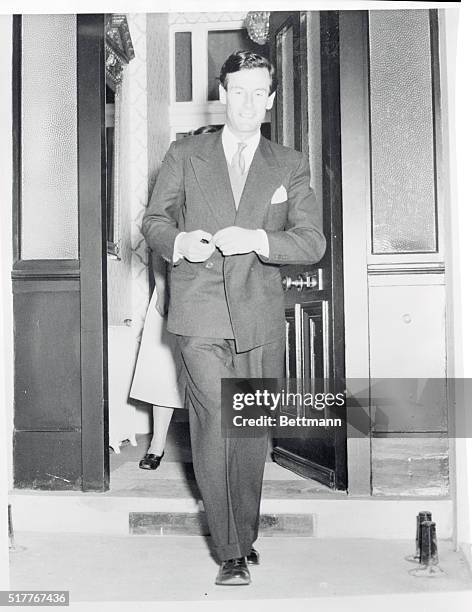 London, England: Group Captain Peter Townsend leaves the London flat of Lord Abergavenny bound for Clarence House.