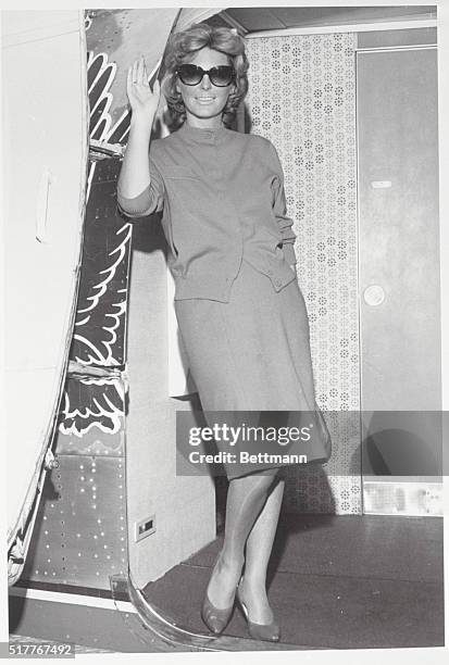 New York: Julie London arrives at Idlewild with her husband Bobbie Trouppe.