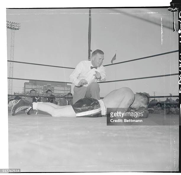 Los Angeles, California: Middleweight challenger Carl Olson lying on the canvas after being knocked out by Sugar Ray Robinson in the 4th round of...