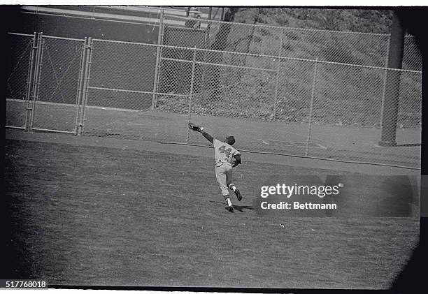 Brave's centerfielder Hank Aaron makes a backhand effort trying to bring down liner off bat of Giant's Harvey Kuenn in the 2nd inning of San...