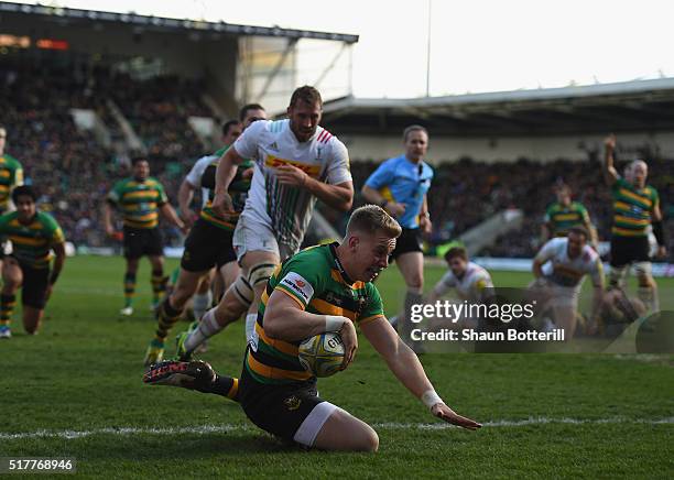 Harry Mallinder of Northampton Saints scores a try during the Aviva Premiership match between Northampton Saints and Harlequins at Franklin's Gardens...