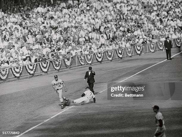 Mantle of Yanks is forced out at third out of sixth inning on McDonald's grounder to Mathews of the Braves who covers. Umpire is Conland, in deciding...