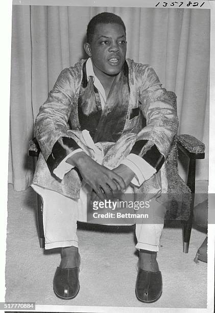 House hunting Willie Mays, the centerfielder for the new San Francisco Giants appeared in his bathrobe and slippers this morning to declare himself...