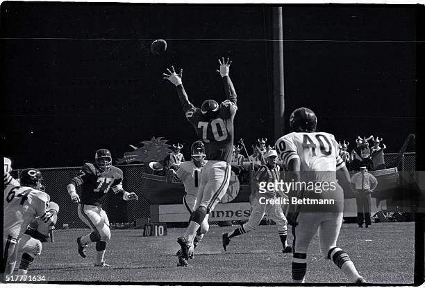 Chicago Bears quarterback Jack Concannon lofts a pass to Bears fullback Gale Sayers during the first quarter of the Minnesota-Chicago game 10/1....