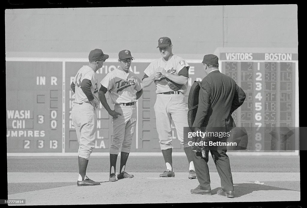 Jim Kaat Twins pitcher, talks to his manager Cal Eermer after... News ...