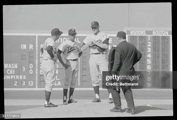 Jim Kaat Twins pitcher, talks to his manager Cal Eermer after... News ...