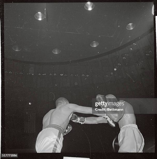 Welterweight Title Match: Oakland Calif.: Curtis Cokes of Dallas, Texas scores with a hard right to the head of Charley Shipes of Hayward, Calif., in...