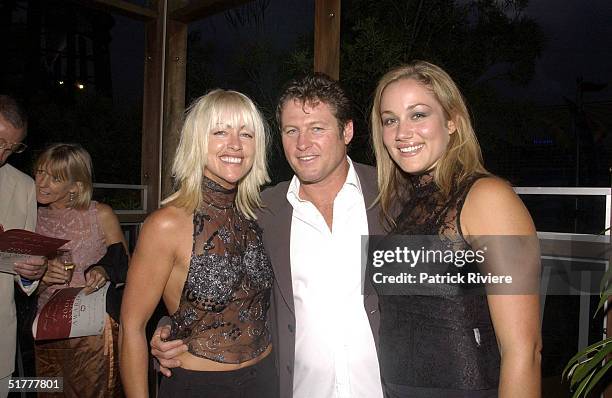 FEBRUARY 2002 - PETER PHELPS + DONNA FOWKES + ? - 2001 ANNUAL FILM CRITICS CIRCLE AWARDS AT THE "DOCKSIDE - COCKLE BAY", SYDNEY