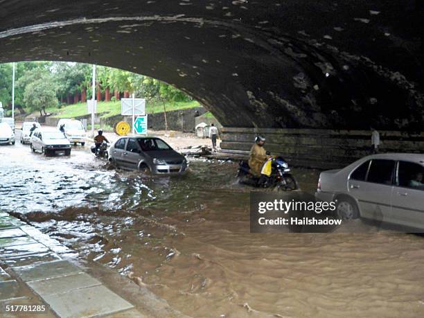 überschwemmungen in neu-delhi - strassenunterführung stock-fotos und bilder