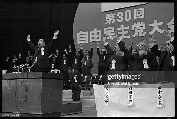 Prime Minister Takeo Miki makes a bow as he receives a "banzai" cheer from his colleagues at a convention of the Liberal Democratic Party here 1/22.