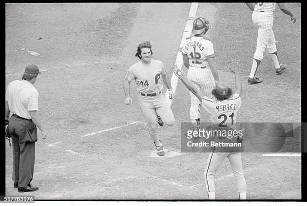 Phillies Pete Rose scores standing up on Mike Schmidt's double to center field in the 1st inning at Shea Stadium. The Phillikes scored 4 runs in the...