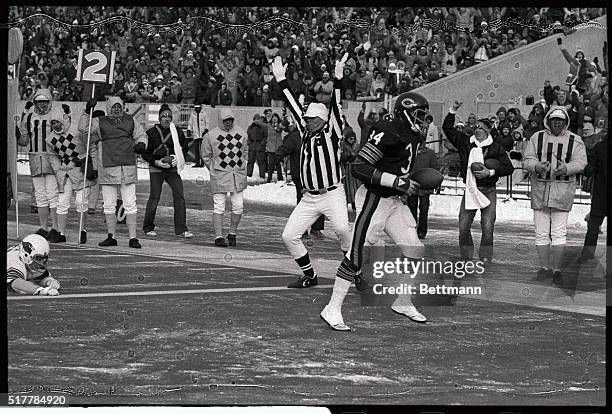 Chicago: Chicago Bears' Walter Payton streaks out of reach of St. Louis Cardinal tacklers to score touchdown in second quarter of the St. Louis...