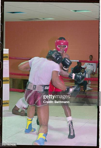 Palmer Park, Md.: Former world welterweight champion Sugar Ray Leonard spars for a possible fight with world middleweight champion Marvin Hagler....