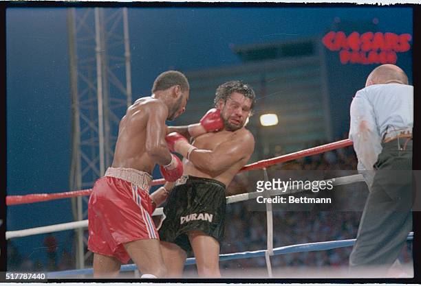 Las Vegas: Robbie Sims pounds Roberto Duran against the ropes with a left-hook in the 10th and final round of their elimination middleweight fight...