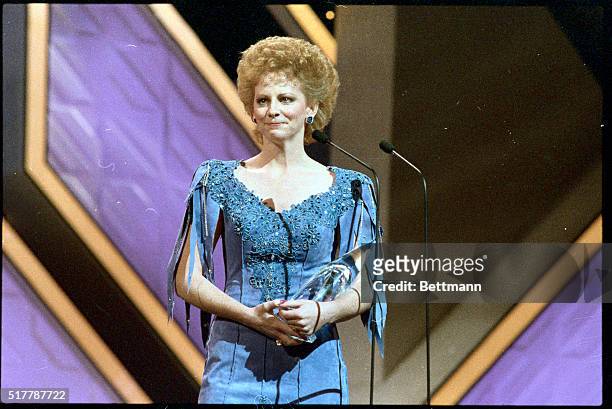 Nashville, Tenn.: Reba McEntire tearfully accepts the award for "Entertainer of the Year" during Country Music Association awards presentations 10/13...