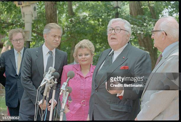Jim and Tammy Bakker talking with attorney Melvin Belli.