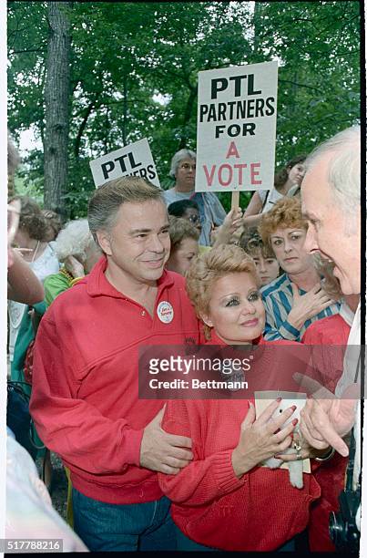 Gatlinburg, Tenn.: Jim and Tammy Bakker listen to the words of supporters during a rally in the driveway of the Bakker's mountain home. The Bakkers...