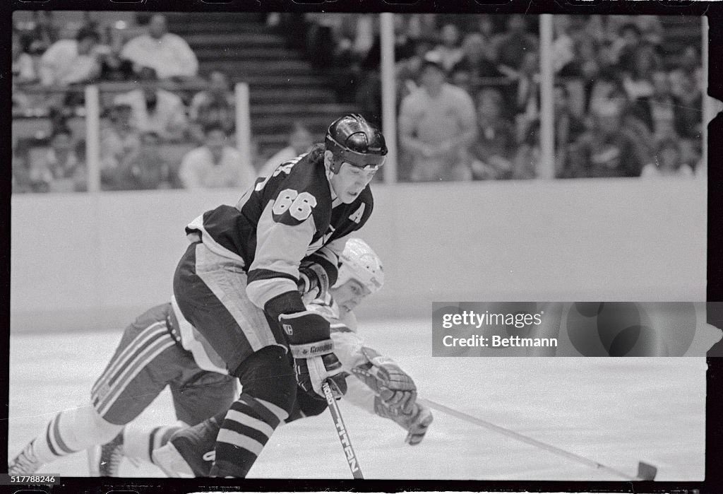 Hockey Action Between Mario Lemieux and Ken Daneyko