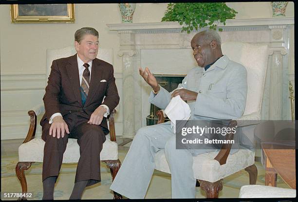 Washington, DC: President Reagan meets with Zambian President Kenneth Kaunda in the Oval Office, October 8.