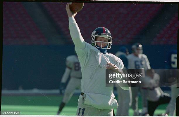 East Rutherford, N.J.: Phil Simms, quarterback for the Giants, loosens up during practice for NFC playoff game with the Rams.