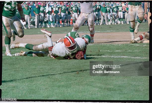 Cleveland, O.: Cleveland's Ozzie Newsome scores the final touchdown of the game on a pass from Bernie Kosar to make the score 34-24 in the 4th...