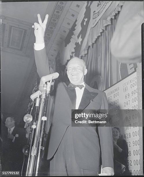New York: The picture of jubilation, newly-elected President of the U.S., General Dwight D. Eisenhower makes a victory sign to the tune of applause...