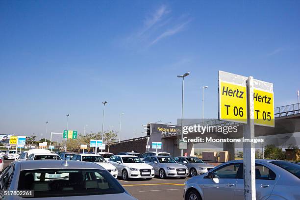 aeroporto internacional de king shaka em durban, áfrica do sul - hertz car - fotografias e filmes do acervo