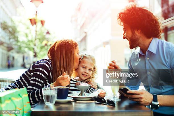 padre e madre con la figlia in una caffetteria. - family cafe foto e immagini stock