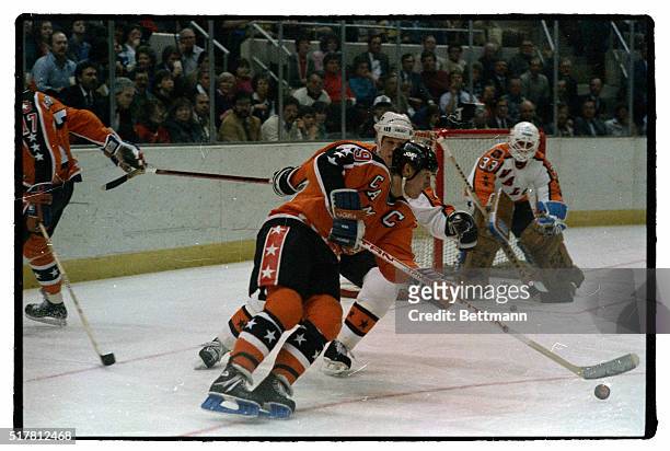 Edmonton's Wayne Gretzky sets up a shot as the Flyer's Mark Howe moves in for the Wales Conference during the NHL All-Star game, 2/4.