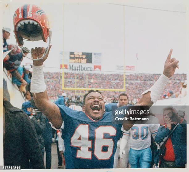 Orchard Park, N.Y.: Buffalo Bills' Leonard Smith expresses himself after the Bills defeated the Houston Oilers 17-10 in their AFC Divisional Playoff.