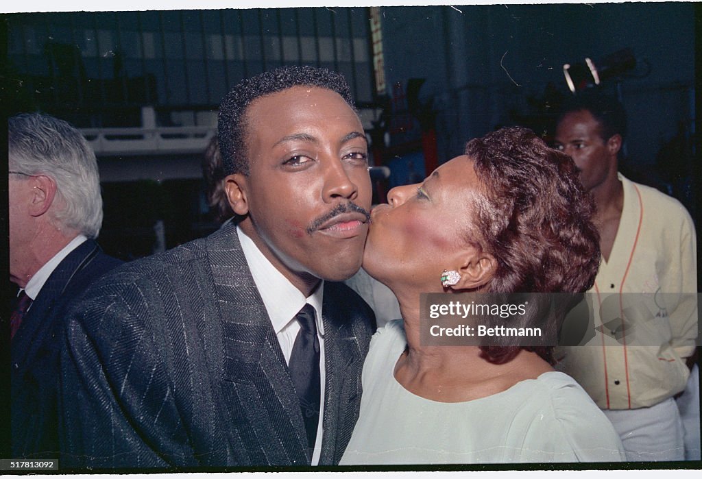 Arsenio Hall Getting Kiss
