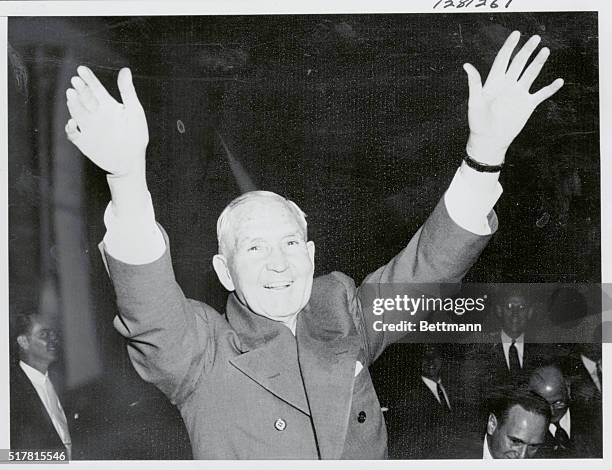 Avery Arrives for Proxy Battle. Chicago, Illinois: Sewell Avery Chairman of the Board of Directors, Montgomery Ward & Co., accepts ovation of backers...