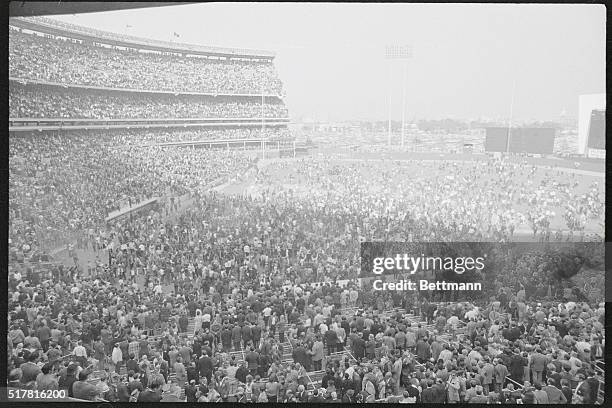 General view of crowd on field after the Mets victory over the Braves in the 3rd and final playoff game for the National League pennant.