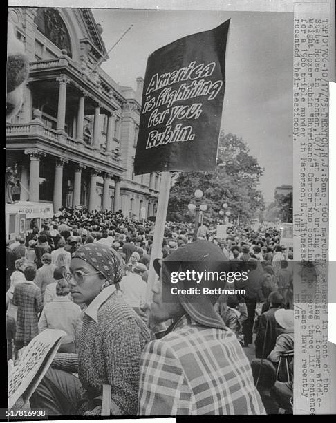 Some 1600 marchers gathered in front of the State House in Trenton here, at a rally urging the pardoning of former middleweight boxer Rubin...