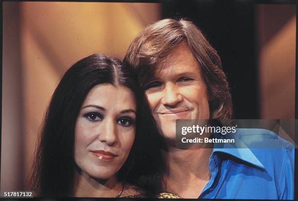 London, England: Singer Kris Kristofferson and wife Rita Coolidge pose together.