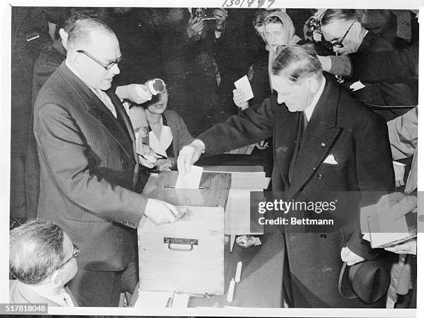 IN THE SCHOOL CLOSE BY THE ELYSEE PALACE, THE OFFICIAL RESIDENCE OF THE FRENCH PRESIDENT, PRESIDENT COTY DEPOSITS HIS VOTE IN THE BALLOT BOX. PHOTO...