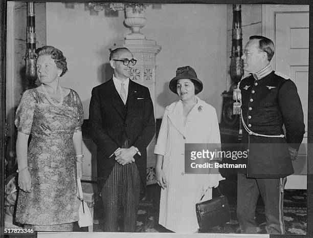 Arturo Frondizi and his wife during their reception by Queen Juliana and Prince Bernhard at the Royal Palace at Soestdijk. | Location: Baarn, Holland.