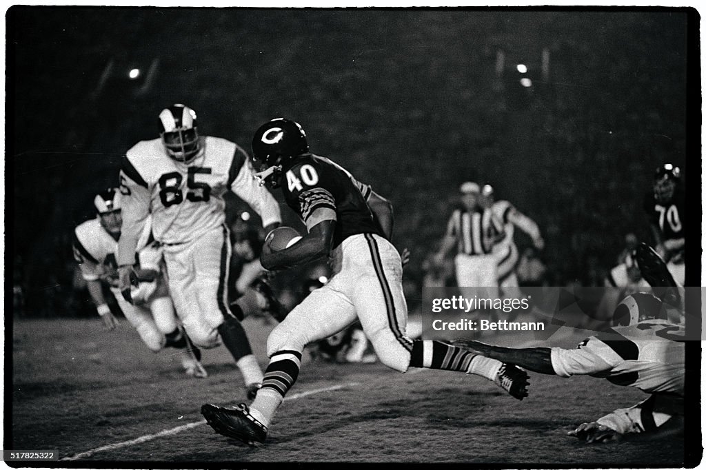 Gale Sayers Playing Football